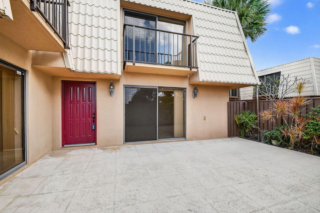 Под контрактом: $250,000 (2 спален, 2 ванн, 1236 Квадратных фут)