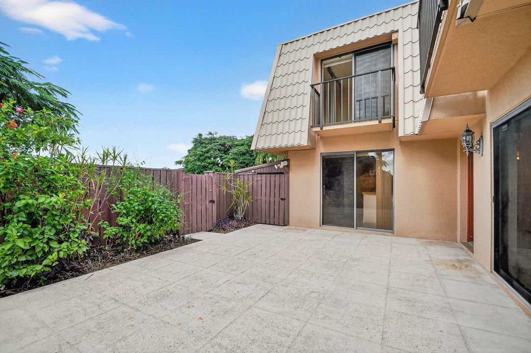 Под контрактом: $250,000 (2 спален, 2 ванн, 1236 Квадратных фут)