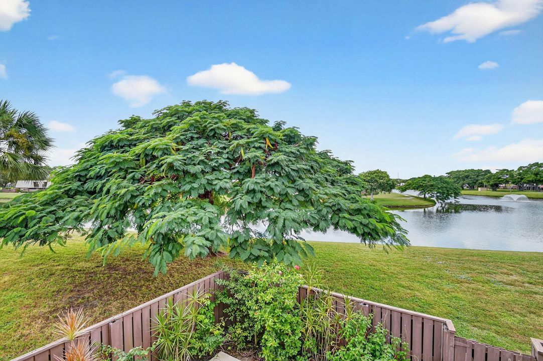 Под контрактом: $250,000 (2 спален, 2 ванн, 1236 Квадратных фут)