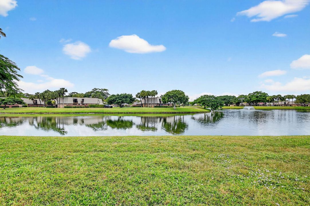 Под контрактом: $250,000 (2 спален, 2 ванн, 1236 Квадратных фут)