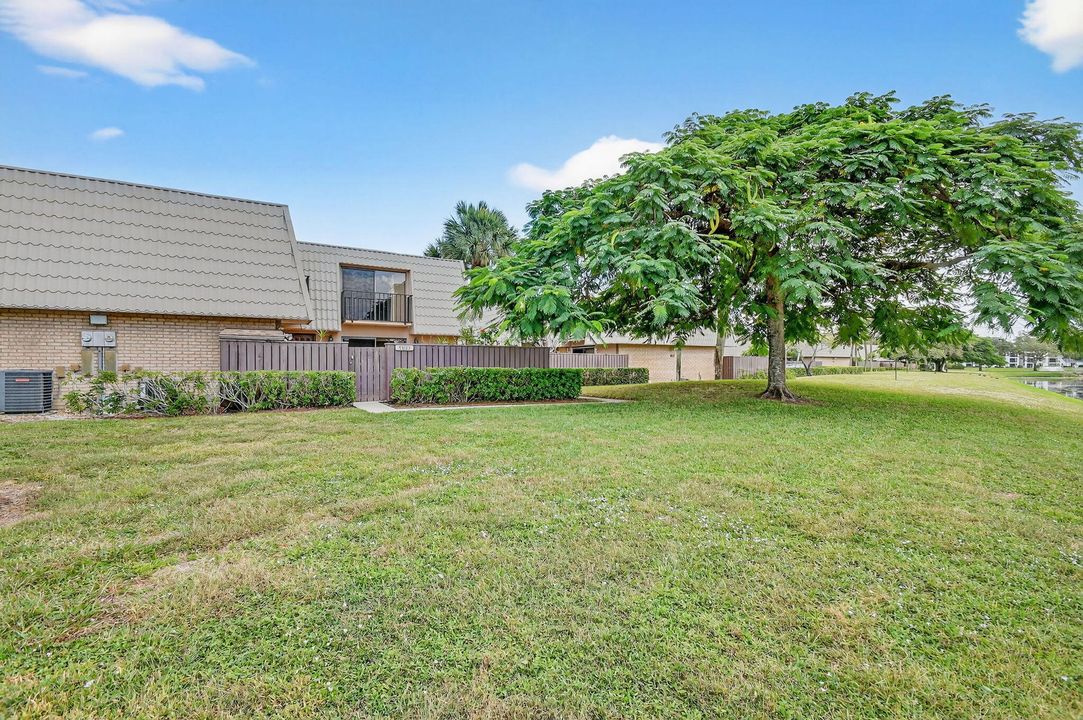 Под контрактом: $250,000 (2 спален, 2 ванн, 1236 Квадратных фут)