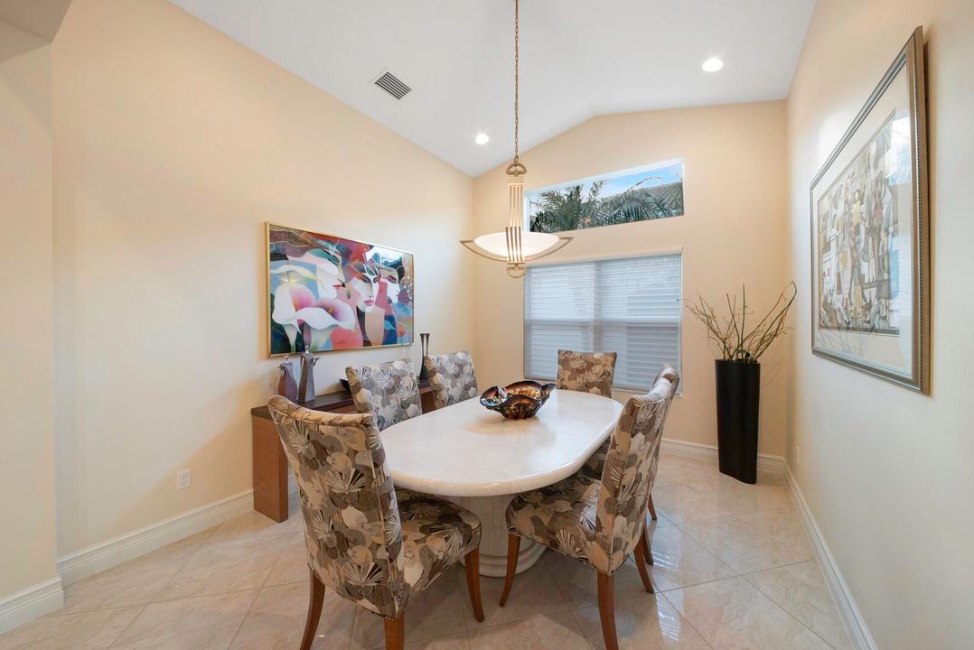 Под контрактом: $1,150,000 (3 спален, 3 ванн, 2770 Квадратных фут)