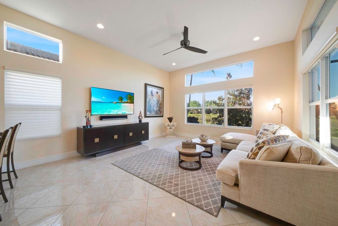 Под контрактом: $1,150,000 (3 спален, 3 ванн, 2770 Квадратных фут)