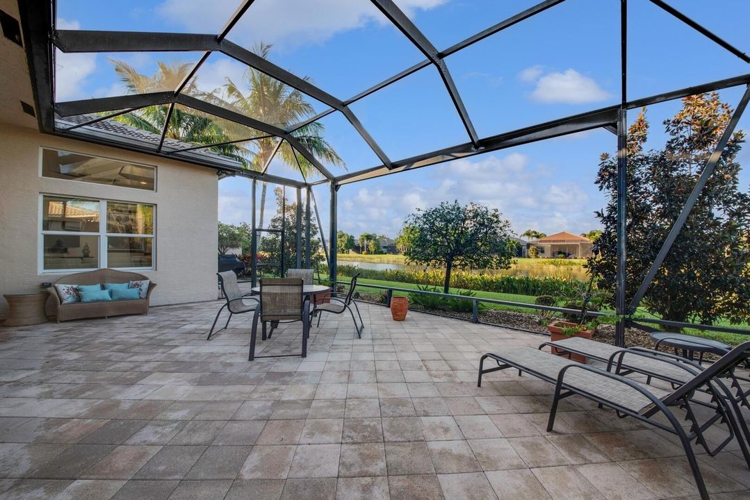 Под контрактом: $1,150,000 (3 спален, 3 ванн, 2770 Квадратных фут)