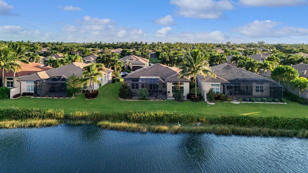 Под контрактом: $1,150,000 (3 спален, 3 ванн, 2770 Квадратных фут)