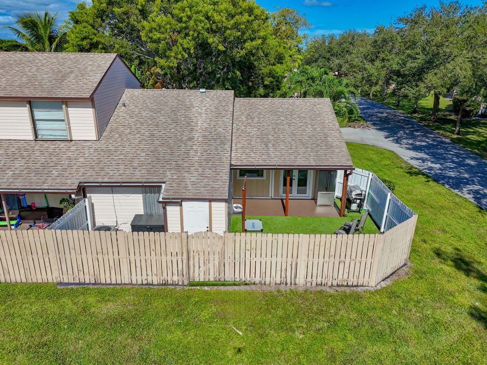 待售: $355,000 (2 贝兹, 2 浴室, 1092 平方英尺)