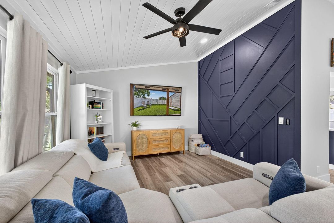 待售: $355,000 (2 贝兹, 2 浴室, 1092 平方英尺)