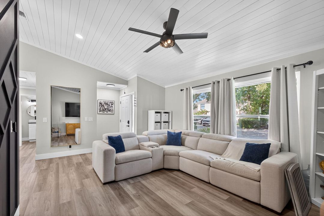 待售: $355,000 (2 贝兹, 2 浴室, 1092 平方英尺)