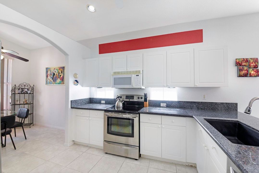 合同活跃: $379,146 (3 贝兹, 2 浴室, 1627 平方英尺)