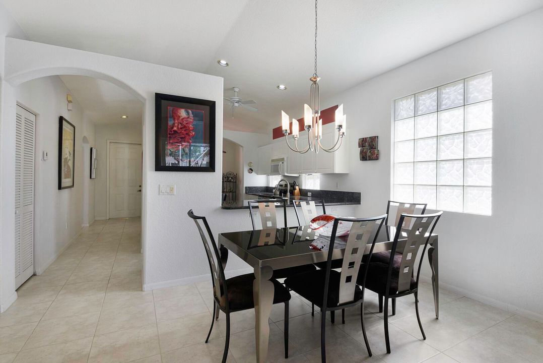 合同活跃: $379,146 (3 贝兹, 2 浴室, 1627 平方英尺)