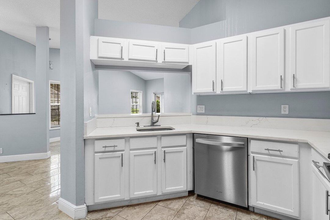 Под контрактом: $314,900 (2 спален, 2 ванн, 1131 Квадратных фут)