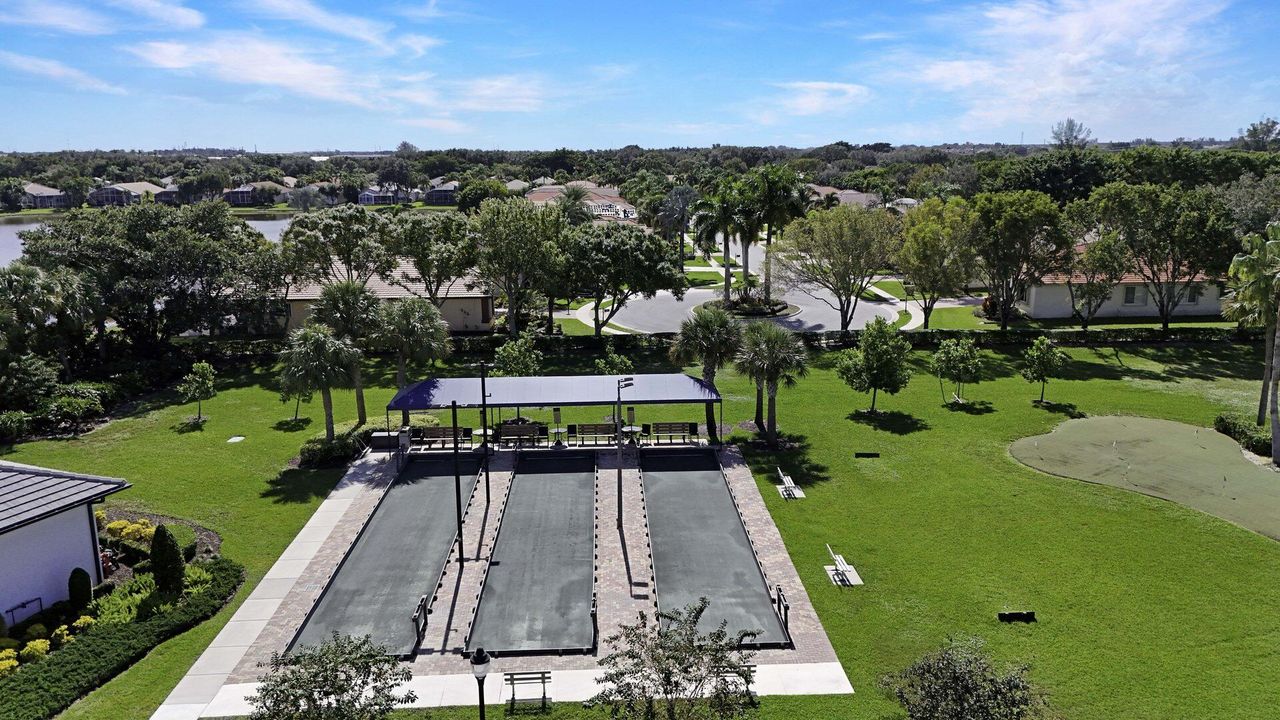 合同活跃: $379,146 (3 贝兹, 2 浴室, 1627 平方英尺)