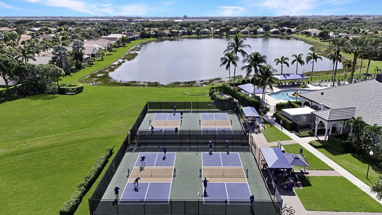 合同活跃: $379,146 (3 贝兹, 2 浴室, 1627 平方英尺)