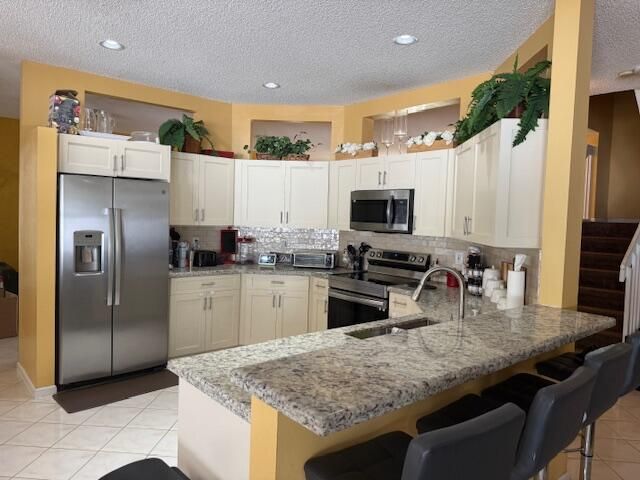 For Rent: $4,200 (4 beds, 2 baths, 2644 Square Feet)