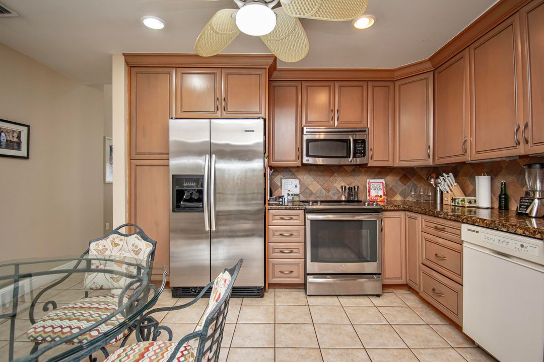 Под контрактом: $895,000 (3 спален, 2 ванн, 1874 Квадратных фут)