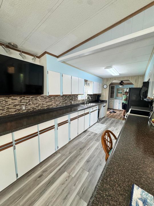 待售: $69,000 (2 贝兹, 2 浴室, 1400 平方英尺)