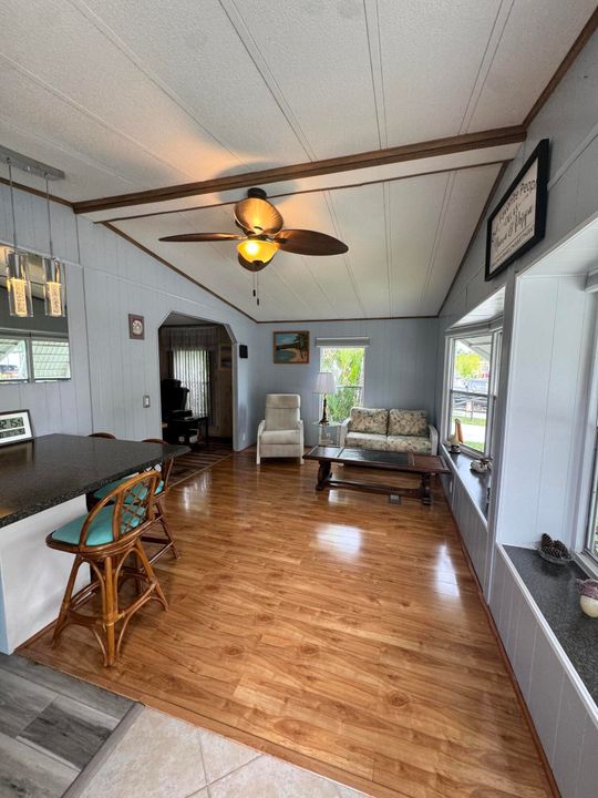 待售: $69,000 (2 贝兹, 2 浴室, 1400 平方英尺)