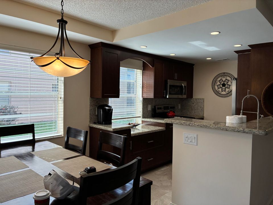 For Rent: $2,700 (2 beds, 2 baths, 902 Square Feet)