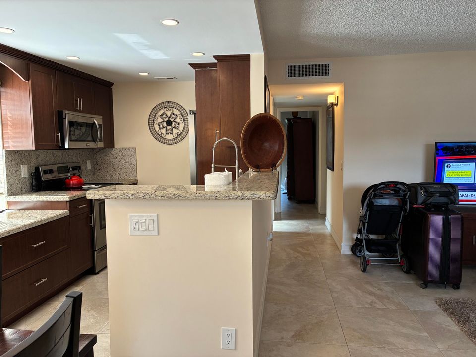For Rent: $2,700 (2 beds, 2 baths, 902 Square Feet)