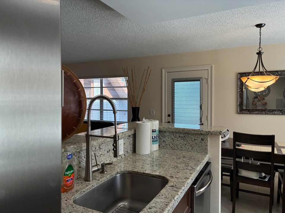 For Rent: $2,700 (2 beds, 2 baths, 902 Square Feet)