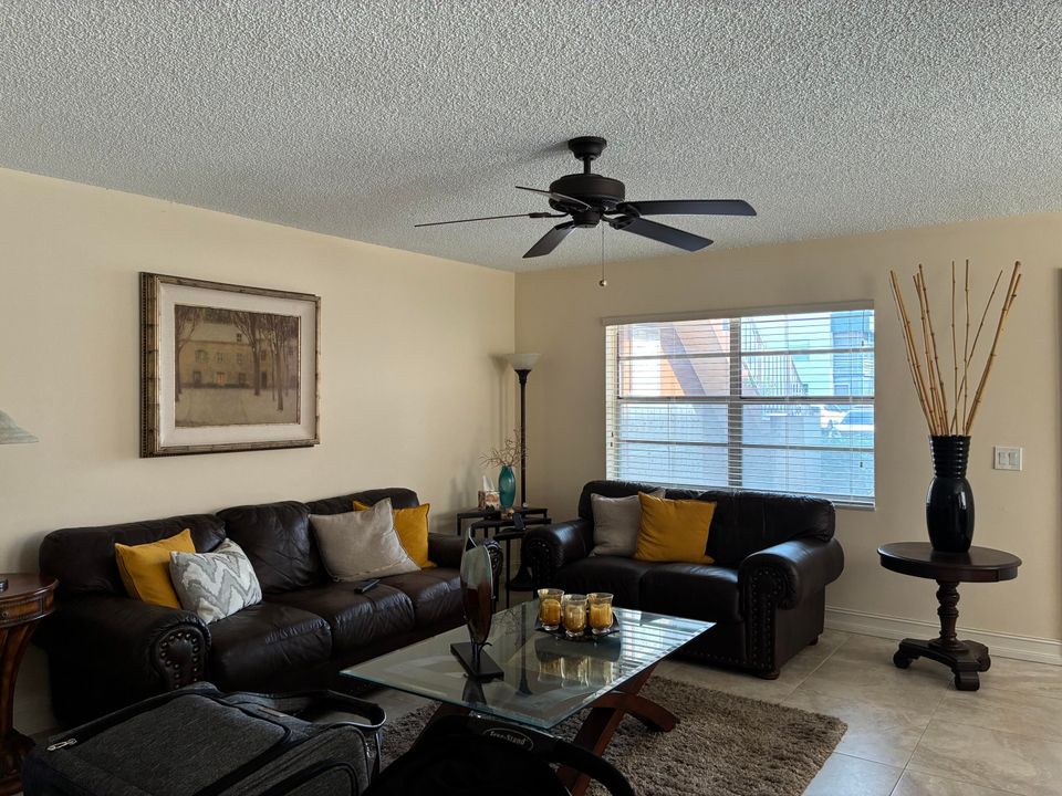 For Rent: $2,700 (2 beds, 2 baths, 902 Square Feet)