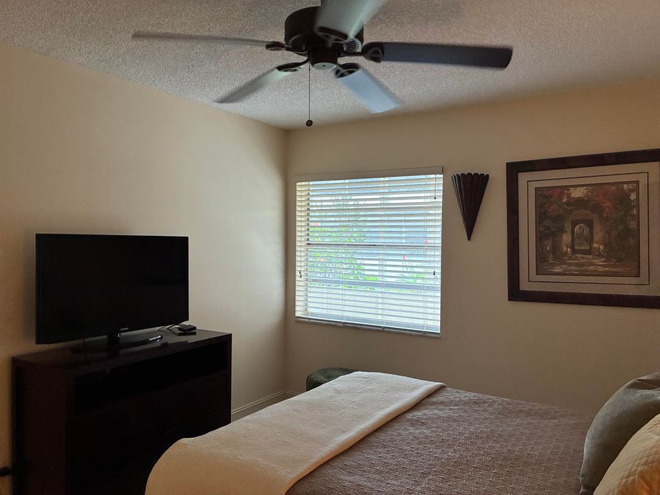 For Rent: $2,700 (2 beds, 2 baths, 902 Square Feet)