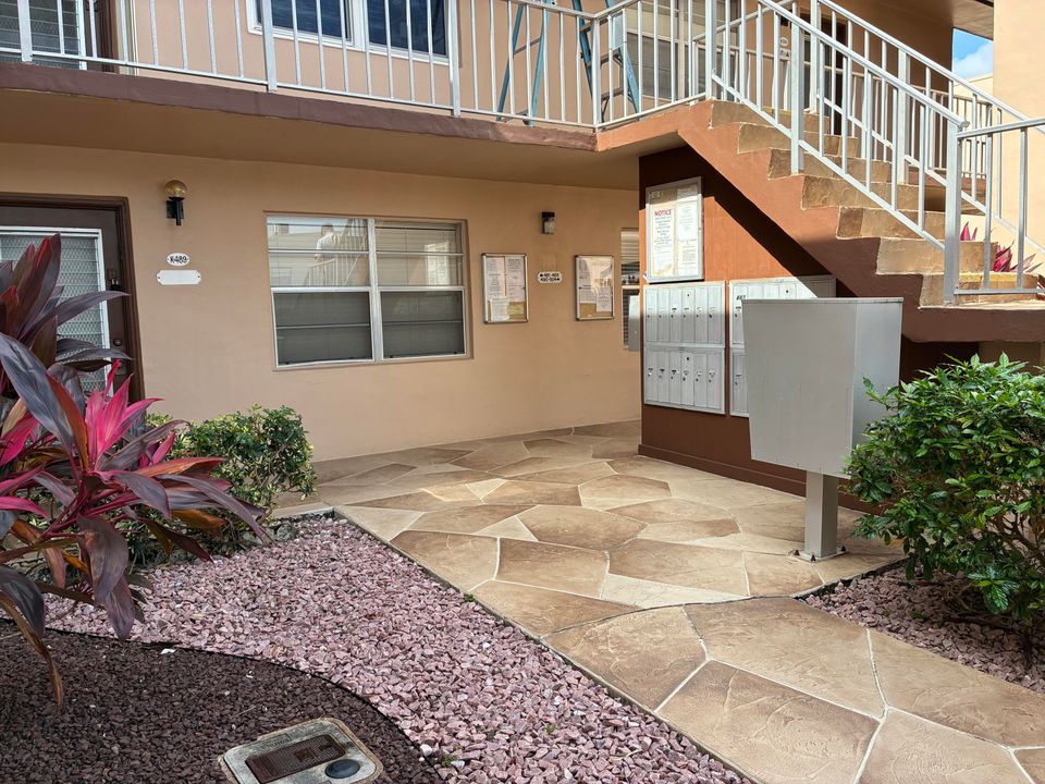 For Rent: $2,700 (2 beds, 2 baths, 902 Square Feet)