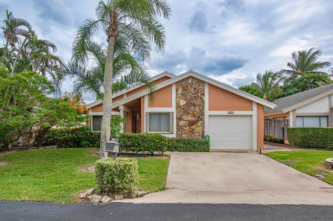 Под контрактом: $895,000 (3 спален, 2 ванн, 1874 Квадратных фут)