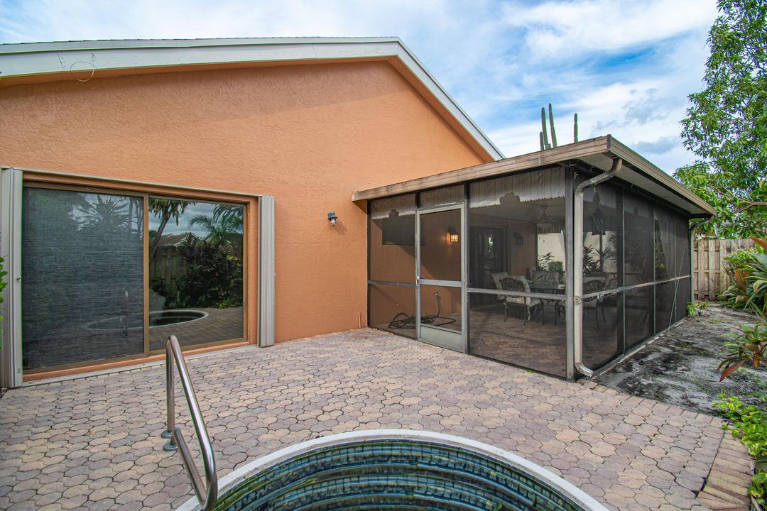 Под контрактом: $895,000 (3 спален, 2 ванн, 1874 Квадратных фут)