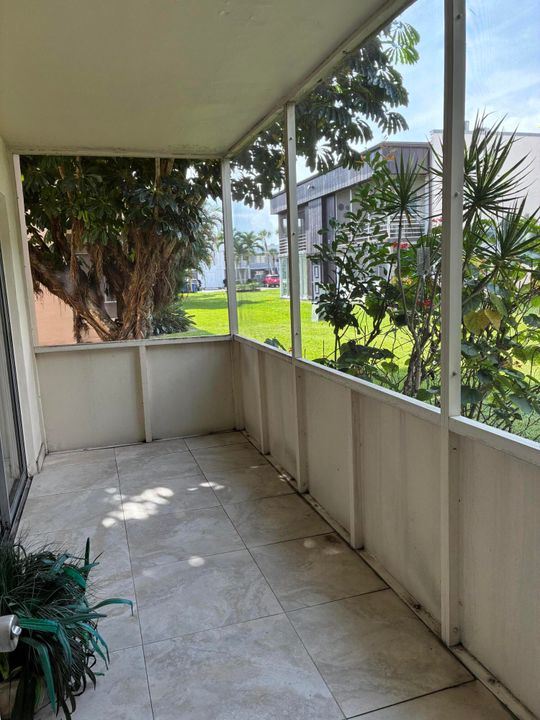 For Rent: $2,700 (2 beds, 2 baths, 902 Square Feet)