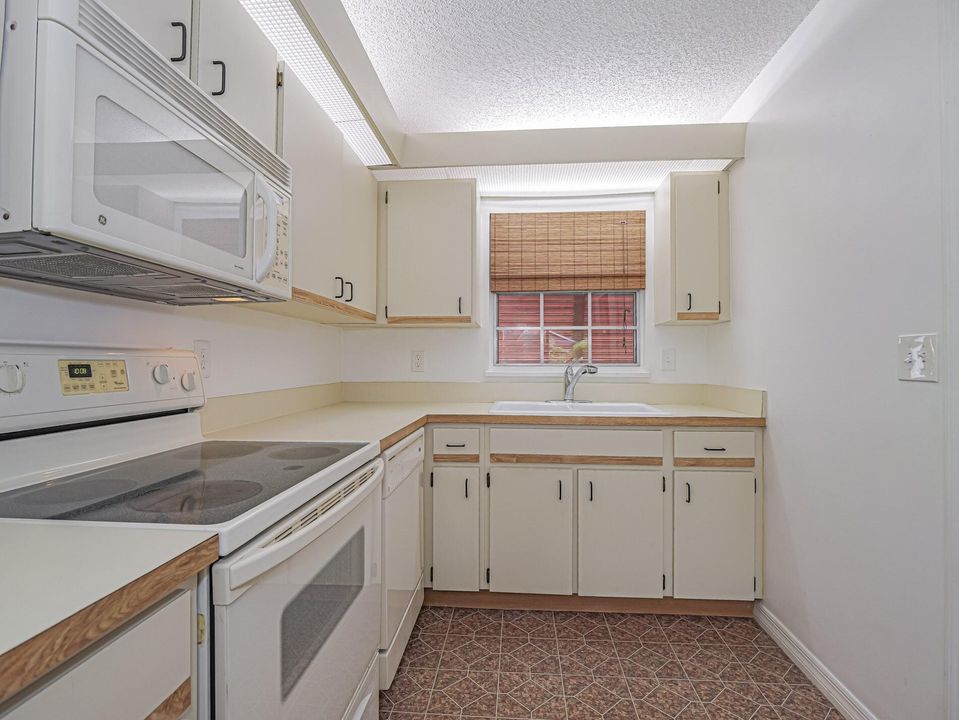 В аренду: $1,800 (2 спален, 1 ванн, 962 Квадратных фут)