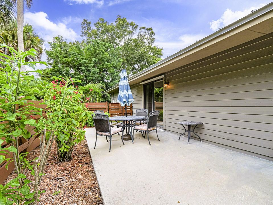 В аренду: $1,800 (2 спален, 1 ванн, 962 Квадратных фут)