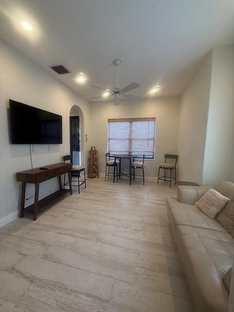 出租: $2,400 (1 贝兹, 1 浴室, 500 平方英尺)