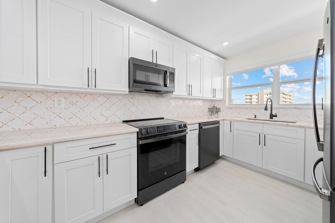 For Sale: $795,000 (2 beds, 2 baths, 1201 Square Feet)