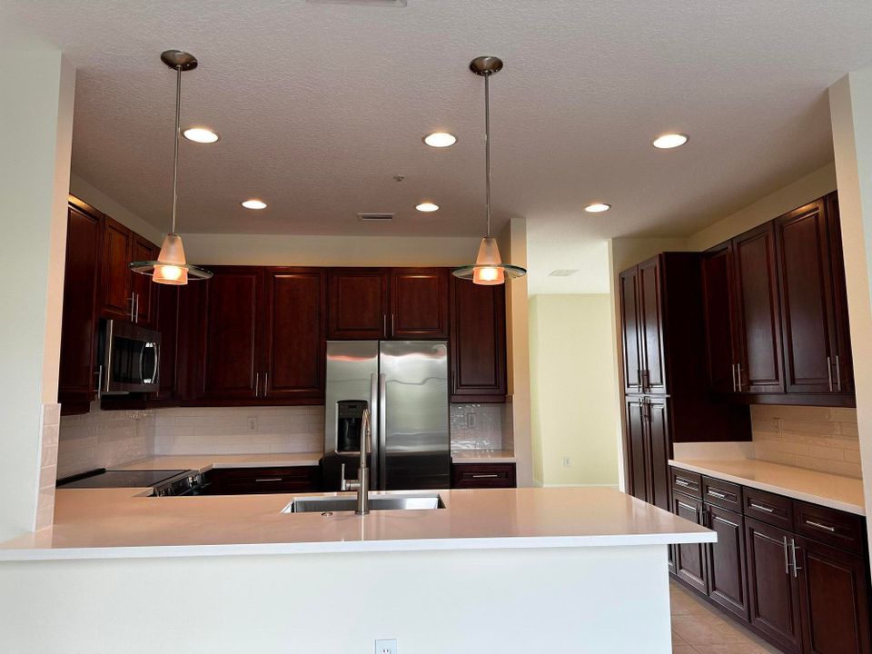 На продажу: $642,900 (3 спален, 3 ванн, 2334 Квадратных фут)