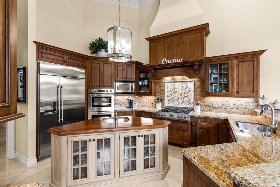 Под контрактом: $1,850,000 (3 спален, 4 ванн, 4360 Квадратных фут)