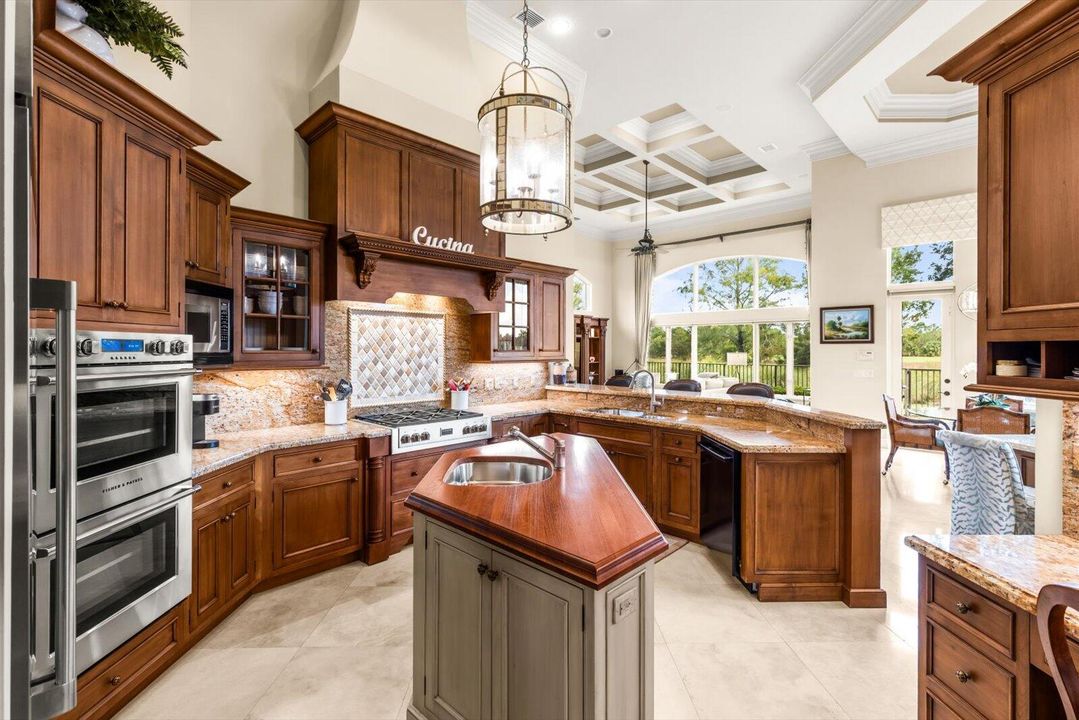 Под контрактом: $1,850,000 (3 спален, 4 ванн, 4360 Квадратных фут)