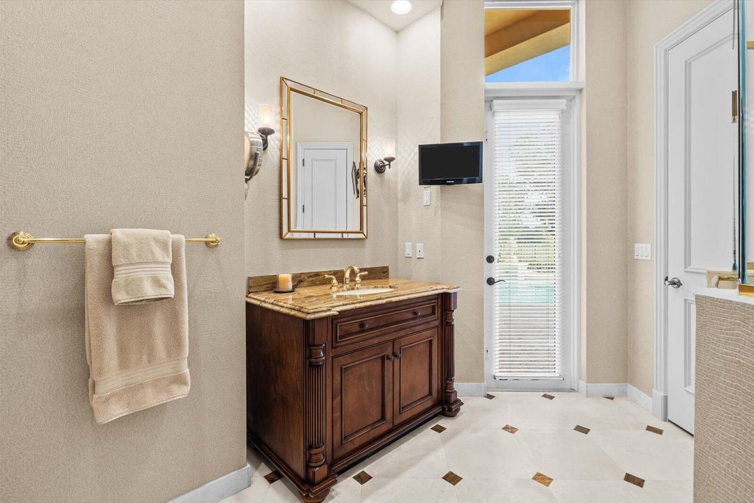 Под контрактом: $1,850,000 (3 спален, 4 ванн, 4360 Квадратных фут)