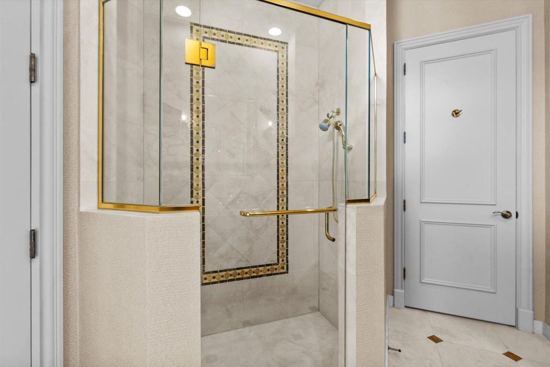 Под контрактом: $1,850,000 (3 спален, 4 ванн, 4360 Квадратных фут)