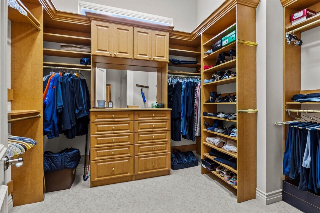 Под контрактом: $1,850,000 (3 спален, 4 ванн, 4360 Квадратных фут)