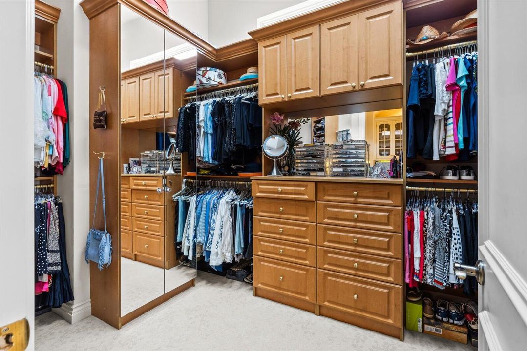 Под контрактом: $1,850,000 (3 спален, 4 ванн, 4360 Квадратных фут)