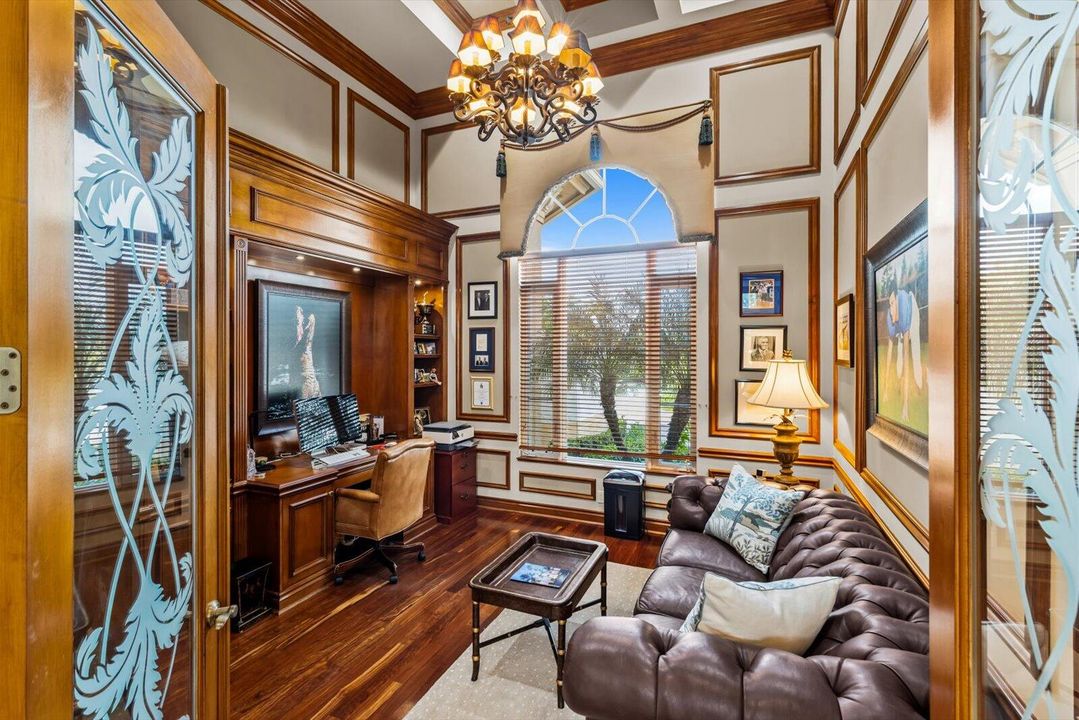 Под контрактом: $1,850,000 (3 спален, 4 ванн, 4360 Квадратных фут)