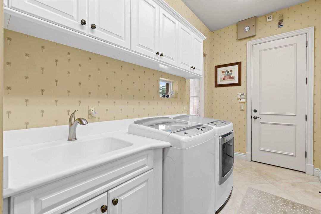 Под контрактом: $1,850,000 (3 спален, 4 ванн, 4360 Квадратных фут)