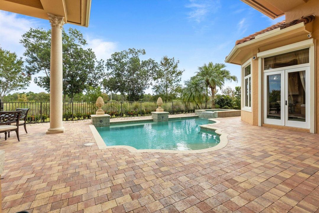 Под контрактом: $1,850,000 (3 спален, 4 ванн, 4360 Квадратных фут)