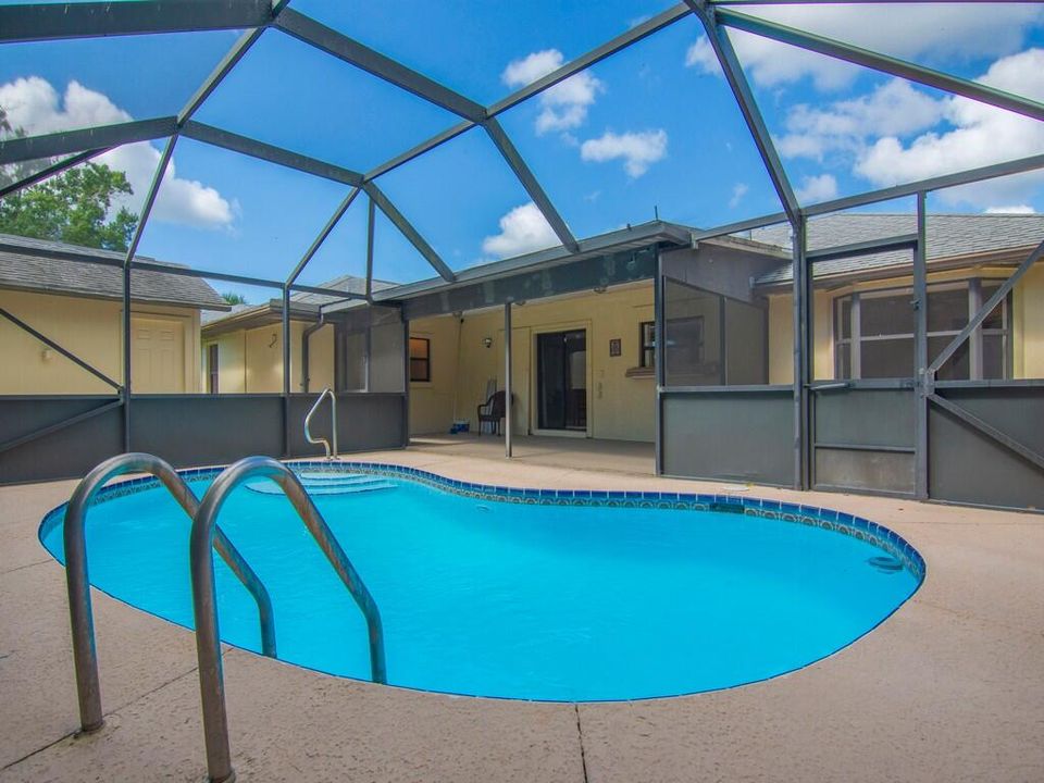 Activo con contrato: $449,000 (3 camas, 2 baños, 1690 Pies cuadrados)