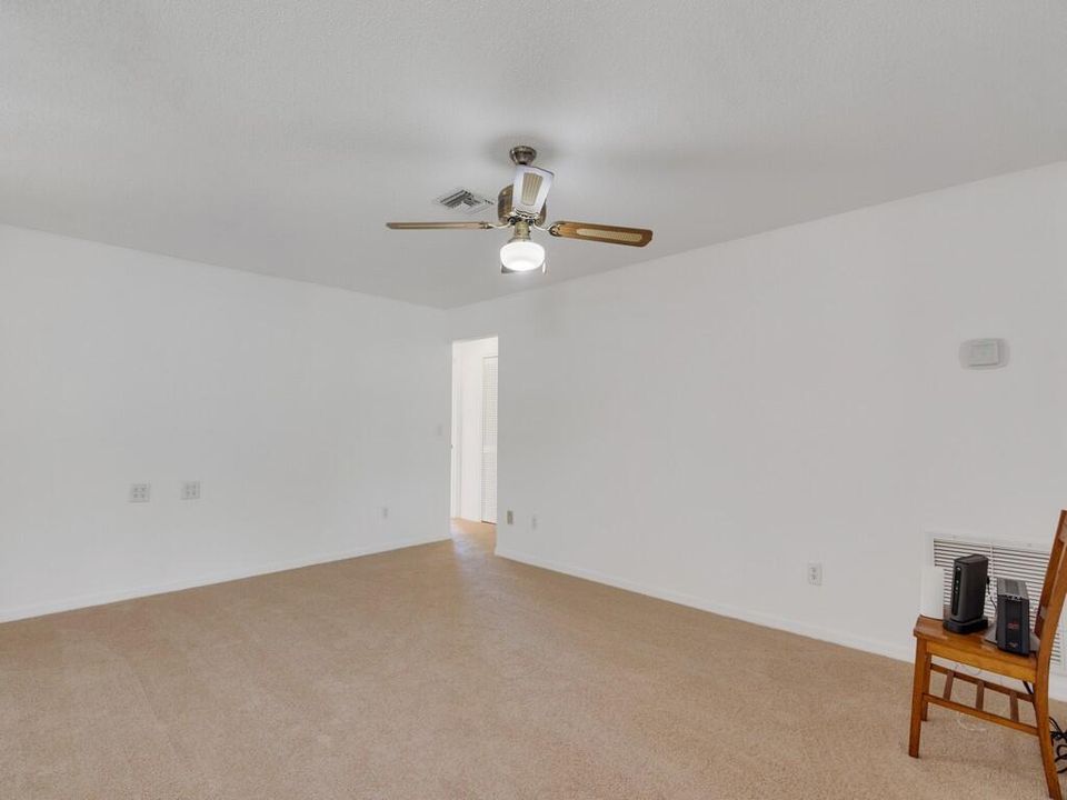 Activo con contrato: $449,000 (3 camas, 2 baños, 1690 Pies cuadrados)