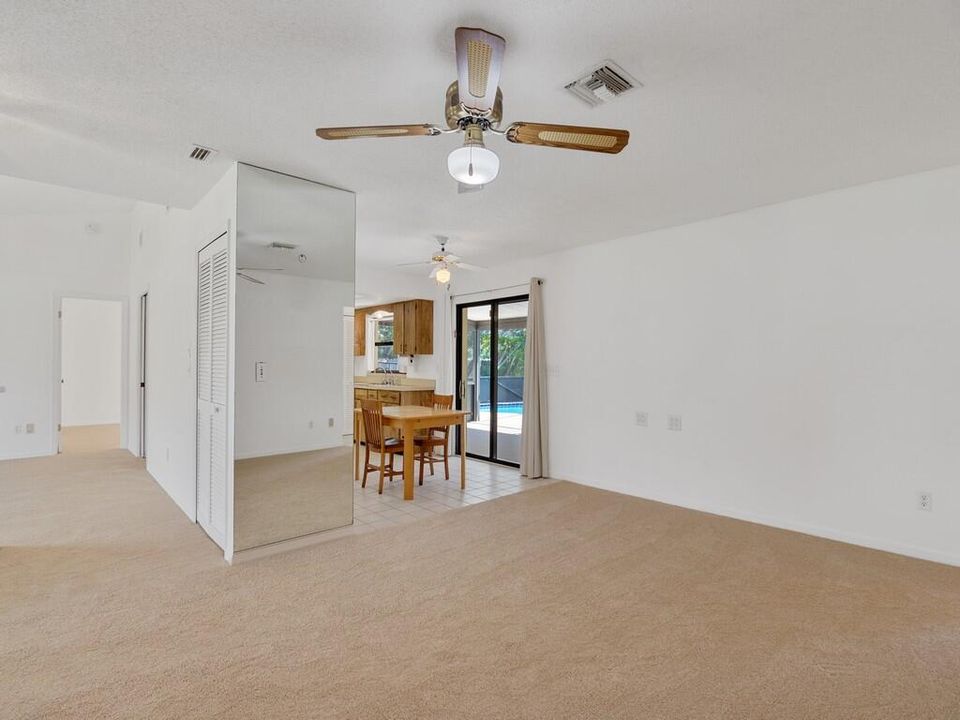 Activo con contrato: $449,000 (3 camas, 2 baños, 1690 Pies cuadrados)