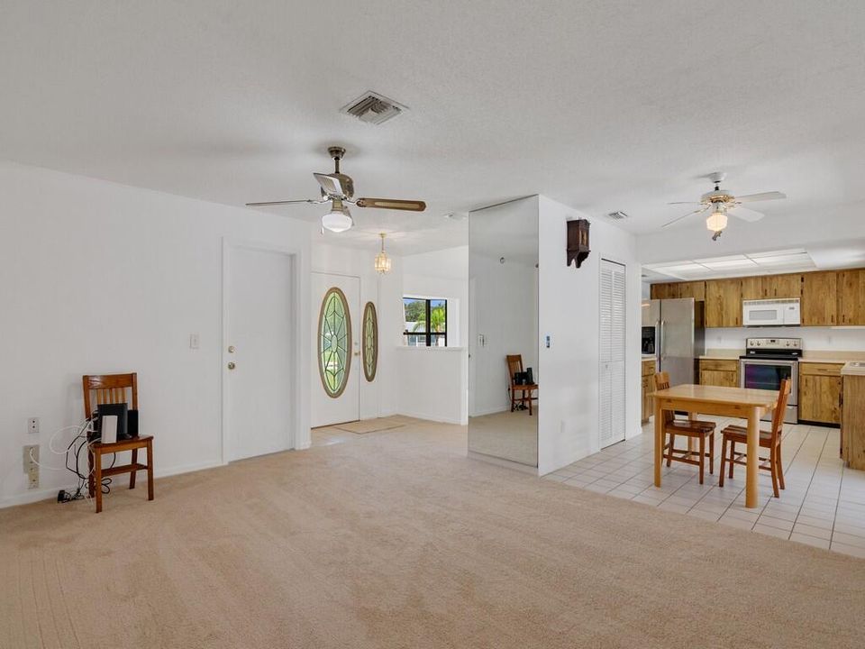 Activo con contrato: $449,000 (3 camas, 2 baños, 1690 Pies cuadrados)