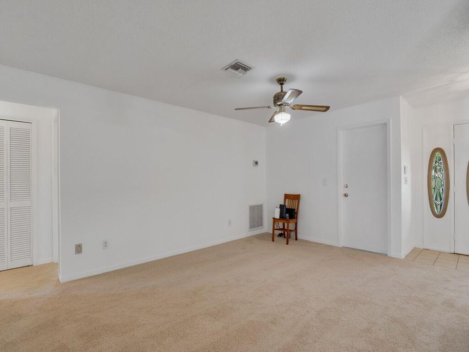 Activo con contrato: $449,000 (3 camas, 2 baños, 1690 Pies cuadrados)