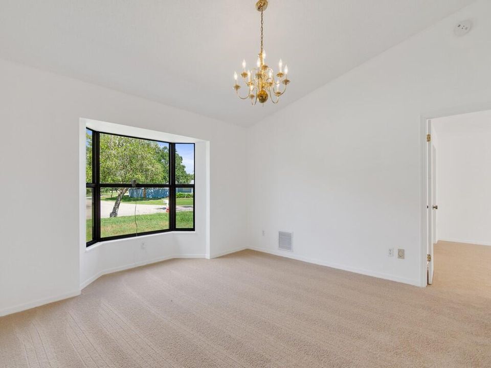 Activo con contrato: $449,000 (3 camas, 2 baños, 1690 Pies cuadrados)